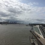 Blick die Elbe runter mit dem Kreuzfahrtterminal